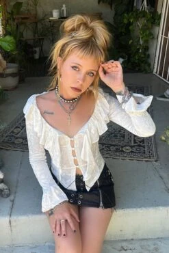 Vampy White Velvet Ruffle Blouse -TUNNEL Vision Shop lsjdvN